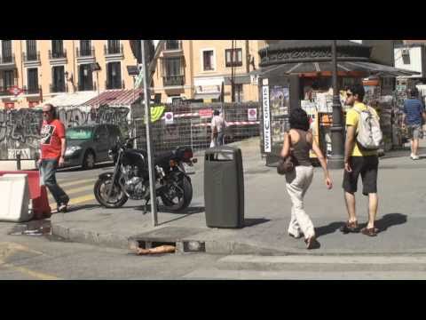 Brazos de zombies salen por todas partes en Madrid para promocionar una película