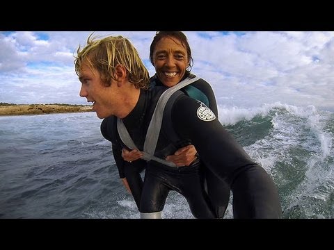 Madre parapléjica aprende Surf