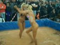 Lucha femenina en el barro