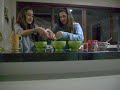 Prepare o bolo na própria xícara!!!INGREDIENTES:- 1 ovo pequeno- 4 colheres (sopa) de leite- 3 colheres (sopa) de óleo- 2 colheres (sopa) rasas de chocolate em pó- 4 colheres (sopa) rasas de açúcar- 4 colheres (sopa) rasas de farinha de trigo- 1 colher (café) rasa de fermento em póMODO DE PREPARO:- Coloque o ovo na caneca e bata bem c/ garfo.- Acrescente óleo, açúcar, leite, chocolate, farinha e fermento mexendo delicadamente até incorporar.- A massa crua é mais mole que a de um bolo normal.  Não aumente a farinha ou terá um bolo duro!- Leve por 3 minutos no microondas na potência máxima.DICAS- A caneca deve ter capacidade de 300ml.- A medida de colher é sempre rasa.- Sirva o bolo com coberturas, caldas, castanhas e sorvete.