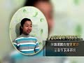 【新唐人2009年7月16日讯】河北省怀来县的陈运川老人一家，在近十年里，被中共打压迫害致死，全家七口目前仅剩两人，陈家的悲惨遭遇，是千万个法轮功修炼者十年来遭受中共迫害的一个缩影。下面是有关陈运川老人一家被中共迫害的部分情节。 陈运川2001年的元旦，到北京上访被抓捕后，一直不说出姓名及住址，而被警察连续四天关在北京某派出所楼房一个密闭的地下室内，室内缺氧令人窒息。陈运川老人因为喘不上气被转送北京海淀区看守所。 在海淀区看守所， 绝食抗议，警察指使囚犯将老人的衣服全部剥光，让他站在寒风中长达两个多小时，之后，三个犯人将栽倒在地上的陈运川拽起来，拳打脚踢足半个小时。 陈运川老人流离失所在外，2007年4月24号再遭警察抓捕，转到怀来县之后经医院检查，发现他患有严重的肺结核病，于是把他放出来。 今年1月，即将满71岁的陈运川老人遇车祸死亡，车祸是属于正常交通肇事还是另有隐情，因肇事者逃逸，目前还是悬案。 陈运川的妻子王连荣经历了长达七年的磨难，在异地他乡含冤离世，终年65岁。 至2004年11月5号，王连荣老人四个儿女，已被迫害致死三人，大女儿陈淑兰现在仍被关押在北京大兴女子监狱，陈淑兰的女儿李颖至今下落不明。 在母亲、外公、外婆相继被关押、两名舅舅一位小姨被迫害致死后，小李颖被北京昌平「610」送入敬老院，在敬老院中李颖生活了两年多。 2002 年9月17日上午，年仅10岁的李颖正在北京昌平城北中心六街小学上课，被老师叫出去，骗她说：「你去学习学习」。之后将她劫持到了昌平朝凤庵的一个迫害法轮功的洗脑班。小李颖2005年回忆说：「在洗脑班里，当天晚上，他们就轮流对我灌输诬蔑法轮功的东西，并威胁我说『不转化就不让上学』。 小李颖说：「我很想念妈妈，希望早日结束这场对好人的迫害，我怕妈妈也像小姨和两个舅舅那样，被他们给杀害了。」 小李 <b>...</b>