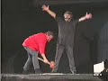 Beppe Grillo distrugge un computer