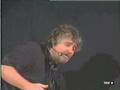 Beppe Grillo distrugge un computer