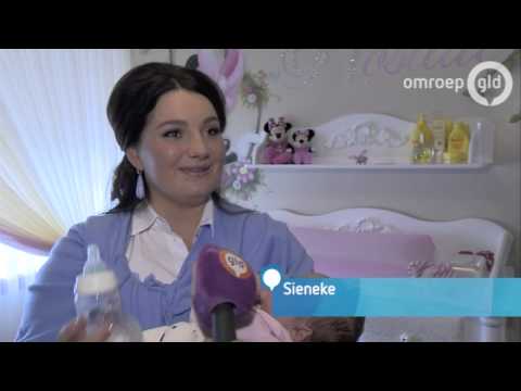 Sieneke toont baby Rosalie aan Nederlandse pers