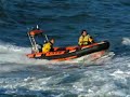 Reddingsboot KNRM (zodiac) speelt in hekgoven .