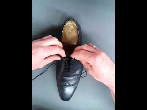 Schnürsenkel besser einfädeln bei klassischen Schuhen.
