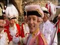 tommy engel - du bes k�lle 2008

du bes oberb�rjermeister
du bes die kvb
du bes prinz, buur un jungfrau
du bes och d� fc

du bes t�nnes, sch�l un meisner
d�r heinzelm�nnchebrunne
bl�ck f��ss, brings un h�hner
un dem herrjott jot jelunge

du bes ihrefeld, nehl un neppes
bes sinnersdorf un esch
bes kalk, ja joot, och bergheim
h�s jl�ck un bes och pesch

du bes k�lle, op de wills oder och nit
du bes k�lle, weil et s�ns kein k�lsche jit
du bes k�lle, du bes super tolerant
nimps jeden op d�r �rm un an de hand

du bes fastelovend
du bes janz nevvenbei
blootwoosch, k�lsch un levverwosch
un zimmermann dat ei

du bes d�r neven un dumont
du bes oppenheim und cie
du bes kein weltkulturstadt
dir deit nix mih wih

du bes och de vringsstro�
de nords�dfahrt suwiesu
en d�x bes du die freiheit
dat alles dat bes du

du bes k�lle, op de wills oder och nit
du bes k�lle, weil et s�ns kein k�lsche jit
du bes k�lle, du bes super tolerant
nimps jeden op d�r �rm un an de hand

du bes k�lle, op de wills oder och nit
du bes k�lle, weil et echte k�lsche nur en k�lle jit -
du bes k�lle, du bes super tolerant
nimps jeden op d�r �rm un an de hand

du bes dat jr��te dorf
h�s d� jeilste arsch der welt
du bes laache un och kriesche
un h�s de musik bestellt

wenn dir dat all noch nit jenoch es
dann bes de och noch d�r rhing,
d�r dom, d�r zoo, d�r bahnhofsklo,
em h�tze sonnesching

ne halve hahn, ne janze k�l,
schloofm�tz un filou,
du janz allein bes k�lle
janz k�lle dat bes du

du bes k�lle, op de wills oder och nit
du bes k�lle, weil et s�ns kein k�lsche jit
du bes k�lle, du bes super tolerant
nimps jeden op d�r �rm un an de hand

du bes k�lle, op de wills oder och nit
du bes k�lle, weil et s�ns kein k�lsche jit
du bes k�lle, du bes super tolerant
nimps jeden op d�r �rm un an de hand

du bes k�lle, op de wills oder och nit
du bes k�lle, weil et s�ns kein k�lsche jit
du bes k�lle, du bes super tolerant
nimps jeden op d�r �rm un an de hand

du nimps jeden op d�r �rm un an de hand