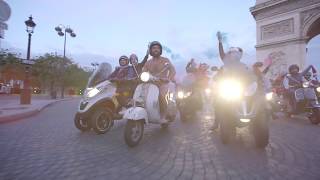 Il perd son pari et descends les Champs-Elysées nu sur son scooter