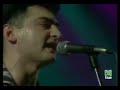 buena cancion en directo, en el que a aurelio morata se le estropea el contrabajo.... pero carlos hace un buena improvisacion. keep on rockin'!!!