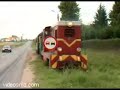 Una señal de tráfico mal puesta ante el tren