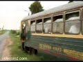 Una señal de tráfico mal puesta ante el tren