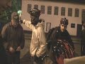 ciclistas pedalando com frio e chuvisco encontram um piano no centro de s�o paulo e o tocam. aparece um senhor com um viol�o e moradores de rua assistem ao 