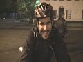 ciclistas pedalando com frio e chuvisco encontram um piano no centro de s�o paulo e o tocam. aparece um senhor com um viol�o e moradores de rua assistem ao 