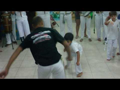 99utopia - Nicolas no Primeiro Batizado de Capoeira - Entrega de Cordas - Colégio CEOL.
