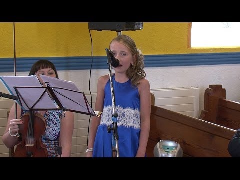 fr - Filmed in Enniskillen on 23rd July 2010 this clip features a young bridesmaid (Lucy Pitts O'Connor) singing Leonard Cohen's Hallelujah. This is the weddng in...