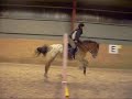 Hoppar i ridhuset med ponnysarna