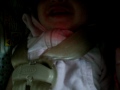 Raxando o bico com a mamãe