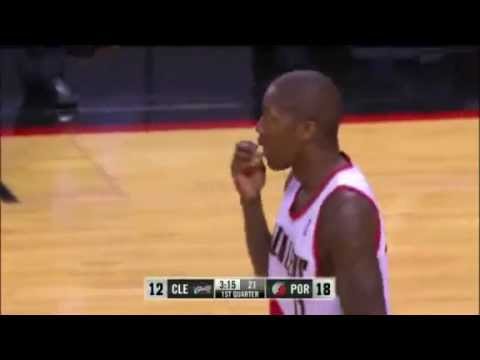 Gerald Wallace dunks on the Cavaliers
