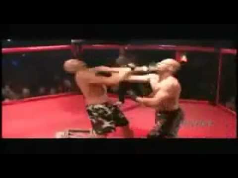 Increíble: Momento exacto en que dos luchadores se noquean al mismo tiempo