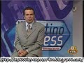 Esteban Arce esculcando el saco de Lalo en el Matutino Express.