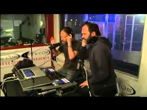 Godrich - Thom Yorke y Nigel Godrich siguen de promoción del disco de Atom For Peace por todo el mundo. En Los Angeles, en la cadena de radio KCRW pinchando algunos de...