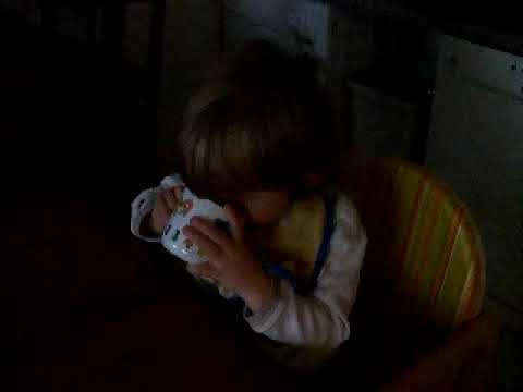 Leni trinkt Malzkaffee - ganz alleine bitte Lecker!