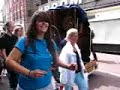caj� de m�sica gigante con marioneta humana incorporada
