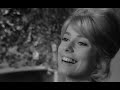 extrait de � sophie �, le quatri�me sketche du film � les parisiennes � r�alis� par marc all�gret. on y voit johnny chant� pour catherine deneuve qui interpr�te sophie. pour visualiser la bande annonce du film, cliquer sur le lien : www.dailymotion.com � the four dreamers � en ont fait une version instrumentale dont voici le lien : www.youtube.com marc all�gret, sophie, � les parisiennes � film de 1962.