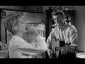 extrait de � sophie �, le quatri�me sketche du film � les parisiennes � r�alis� par marc all�gret. on y voit johnny chant� pour catherine deneuve qui interpr�te sophie. pour visualiser la bande annonce du film, cliquer sur le lien : www.dailymotion.com � the four dreamers � en ont fait une version instrumentale dont voici le lien : www.youtube.com marc all�gret, sophie, � les parisiennes � film de 1962.