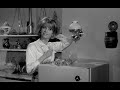 extrait de � sophie �, le quatri�me sketche du film � les parisiennes � r�alis� par marc all�gret. on y voit johnny chant� pour catherine deneuve qui interpr�te sophie. pour visualiser la bande annonce du film, cliquer sur le lien : www.dailymotion.com � the four dreamers � en ont fait une version instrumentale dont voici le lien : www.youtube.com marc all�gret, sophie, � les parisiennes � film de 1962.