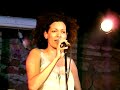 la bellissima rosalia con uno dei suoi pezzi pi� allegri
