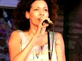la bellissima rosalia con uno dei suoi pezzi pi� allegri