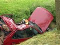 Auto tegen boom en in het water N246 Wormerveer