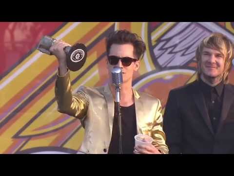 Craig Owens and Tyler Carter present Best Vocalist at APMAs