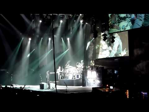 outtage - The power went out a couple of times on Dream Theaters gig during the Progressive Nation tour in Stockholm, Sweden. Mike Portnoy saves the day with drum solo...