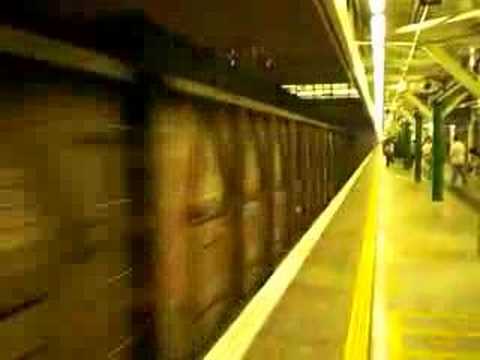 港鐵 [東鐵線]柴油機車 ( 58 ) 牽引貨運列車駛經港鐵粉嶺站
