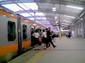 At Higashi-Koganei Station, the JR Chuo Line.（Koganei City, Tokyo)히가시코가네이역에 발착하는 JR추오선 전동차. 히가시코가네이역에서는 2007년 7월 1일부터 하행 방향 고가식 플랫폼 사용을 시작했다.東小金井駅に発着するJR中央線E233系電車。東小金井駅では平成19年7月1日から下り線高架ホームの使用を開始した。