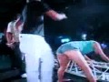 Mujer cae del escenario bailando 