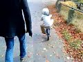 Carl Johan på cykel uden støttehjul, og endda på bagagebæreren.