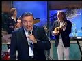 karel gott - einmal um die ganze welt 2005 
original von 1970

einmal um die ganze welt,
und die taschen voller geld,
da� man keine liebe und kein gl�ck vers�umt,
viele fremde l�nder sehn,
auf dem mond spazieren gehn,
davon hab ich schon als kleiner bub getr�umt.

wenn man nur als kind schon w�sste,
was man tun und lassen m�sste,
w�r das leben leicht.
ob man alle weiten ziele,
und das sch�nste der gef�hle,
irgendwann erreicht.

von den vielen illusionen,
die in unseren herzen wohnen,
bleiben nur ein paar.
und die werden wie ein wunder,
eines tages dann mitunter wahr.

einmal um die ganze welt,
und die taschen voller geld,
da� man keine liebe und kein gl�ck vers�umt,
viele fremde l�nder sehn,
auf dem mond spazieren gehn,
davon hab ich schon als kleiner bub getr�umt.

einmal um die ganze welt,
und die taschen voller geld,
da� man keine liebe und kein gl�ck vers�umt,
viele fremde l�nder sehn,
auf dem mond spazieren gehn,
davon hab ich schon als kleiner bub getr�umt.