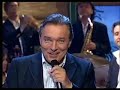 karel gott - einmal um die ganze welt 2005 
original von 1970

einmal um die ganze welt,
und die taschen voller geld,
da� man keine liebe und kein gl�ck vers�umt,
viele fremde l�nder sehn,
auf dem mond spazieren gehn,
davon hab ich schon als kleiner bub getr�umt.

wenn man nur als kind schon w�sste,
was man tun und lassen m�sste,
w�r das leben leicht.
ob man alle weiten ziele,
und das sch�nste der gef�hle,
irgendwann erreicht.

von den vielen illusionen,
die in unseren herzen wohnen,
bleiben nur ein paar.
und die werden wie ein wunder,
eines tages dann mitunter wahr.

einmal um die ganze welt,
und die taschen voller geld,
da� man keine liebe und kein gl�ck vers�umt,
viele fremde l�nder sehn,
auf dem mond spazieren gehn,
davon hab ich schon als kleiner bub getr�umt.

einmal um die ganze welt,
und die taschen voller geld,
da� man keine liebe und kein gl�ck vers�umt,
viele fremde l�nder sehn,
auf dem mond spazieren gehn,
davon hab ich schon als kleiner bub getr�umt.