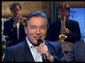 karel gott - einmal um die ganze welt 2005 
original von 1970

einmal um die ganze welt,
und die taschen voller geld,
da� man keine liebe und kein gl�ck vers�umt,
viele fremde l�nder sehn,
auf dem mond spazieren gehn,
davon hab ich schon als kleiner bub getr�umt.

wenn man nur als kind schon w�sste,
was man tun und lassen m�sste,
w�r das leben leicht.
ob man alle weiten ziele,
und das sch�nste der gef�hle,
irgendwann erreicht.

von den vielen illusionen,
die in unseren herzen wohnen,
bleiben nur ein paar.
und die werden wie ein wunder,
eines tages dann mitunter wahr.

einmal um die ganze welt,
und die taschen voller geld,
da� man keine liebe und kein gl�ck vers�umt,
viele fremde l�nder sehn,
auf dem mond spazieren gehn,
davon hab ich schon als kleiner bub getr�umt.

einmal um die ganze welt,
und die taschen voller geld,
da� man keine liebe und kein gl�ck vers�umt,
viele fremde l�nder sehn,
auf dem mond spazieren gehn,
davon hab ich schon als kleiner bub getr�umt.