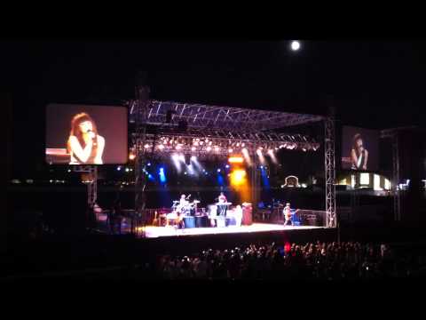 Carly Rae Jepsen - This Kiss (LA County Fair 09/01/2012) New Song w/ Lyrics