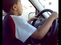 Jongetje van zes rijdt auto 