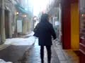 Antibes sous la neige.Les films ethnologiques que vous allez découvrir s'adressent aux générations à venir.A l'heure où la planète se réchauffe, Antibes se recouvre d'un épais manteau neigeux. Pourquoi ? Comment ? Et où ai-je mis ma clef de sol, hein, ha ?!J'accomplis ici mon devoir de mémoire en tant que citoyen, témoin d'événements extraordinaires.Voici le troisième opus d'un septuor aussi pertinent que cocasse.