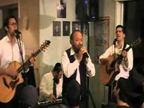 Yehuda Green Singing at a Torah Links Kumzitz
