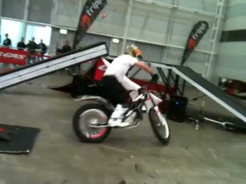 El backflip más pequeño del mundo > video entretenimiento El backflip más pequeño del mundo