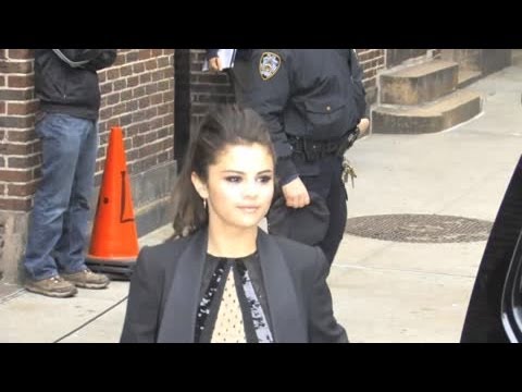 Selena Gomez Sports Sexy Leggy Look, Jokes She Made Justin Bieber Cry – Splash News