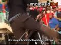 PROTES DALAM PROTES - Penyanyi Carburator Dung Tunjuk Bontot