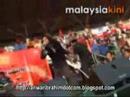 PROTES DALAM PROTES - Penyanyi Carburator Dung Tunjuk Bontot